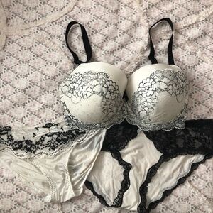 Victoria's Secret Dream Angels Ivory and Black Lace bra in 34DDD. Added extras.